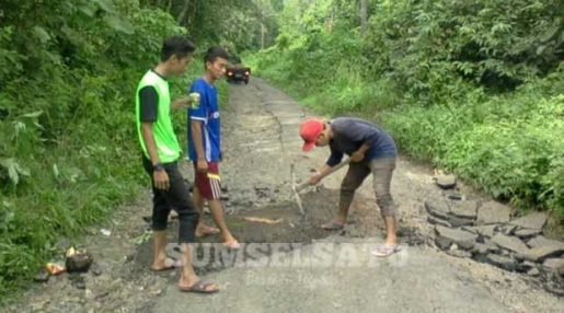 Jalan Hancur  Lebur Masyarakat  Desa Pakuon OKU Turun 