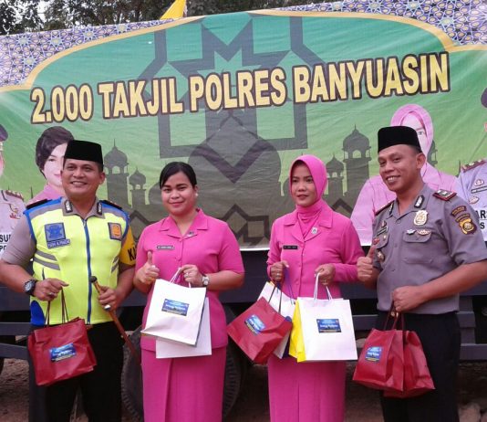 Polres Banyuasin Bagikan Ribuan Takjil