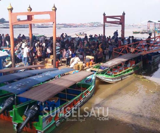 Pemudik Mulai Padati Dermaga Jembatan Ampera