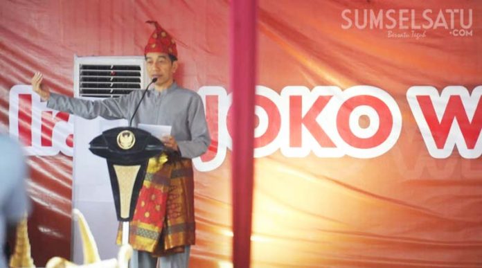 Jokowi-adat