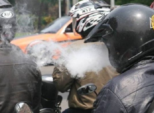 Naik Motor Sambil Merokok Diancam Penjara 3 Bulan