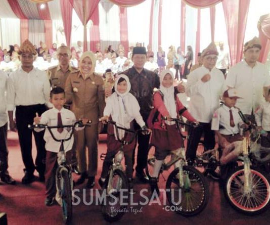 Menteri Pendidikan Janji Angkat Seluruh Guru Honor Secara Bertahap