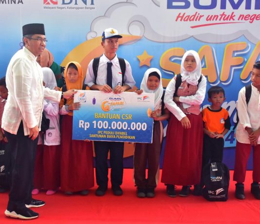 IPC Pelindo Serahkan Beasiswa Anak Berkebutuhan Khusus