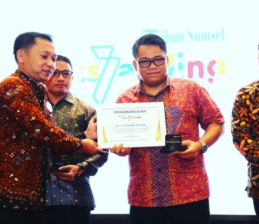 Giri Ramanda Terima Penghargaan Outstanding Politicians in South Sumatra