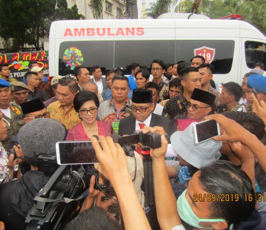 Usai Dilantik, Anita-Giri Temui Massa Unjukrasa