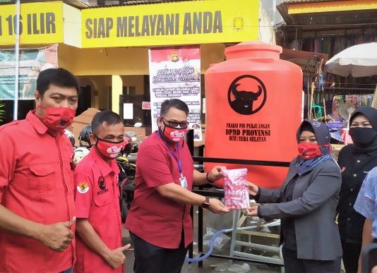Giri Ramanda Serahkan Wastafel Untuk Pasar 16 Ilir