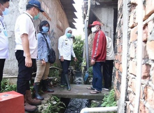 Tindaklanjuti Keluhan Warga, Finda Tinjau Saluran Air