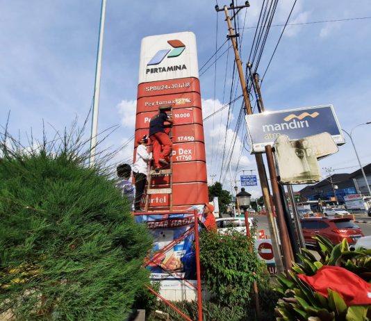 BBM Naik, Pegawai SPBU Langsung Perbarui Stiker Harga