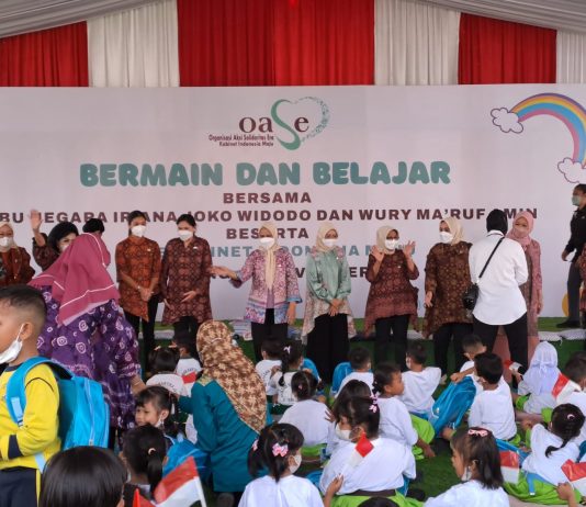Iriana Joko Widodo Ajak Anak TK Bermain dan Belajar