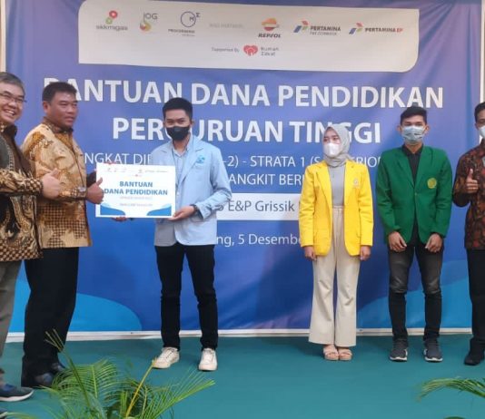 Medco E&P Grissik Serahkan Beasiswa Mahasiswa dan Guru Honor
