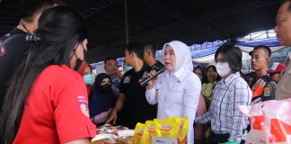 KUIS---Wawako Palembang Fitrianti Agustinda saat memberi pertanyaan kuis di Bazar Ramadhan, di belakang Pasar Yada, Kalidoni, Kamis (30/3/2023). (FOTO: KOMINFO).