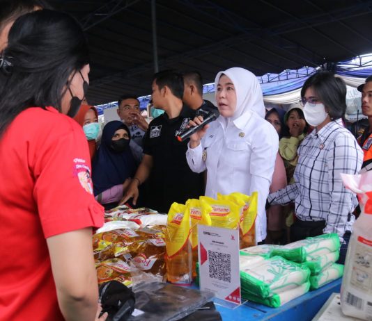 KUIS---Wawako Palembang Fitrianti Agustinda saat memberi pertanyaan kuis di Bazar Ramadhan, di belakang Pasar Yada, Kalidoni, Kamis (30/3/2023). (FOTO: KOMINFO).
