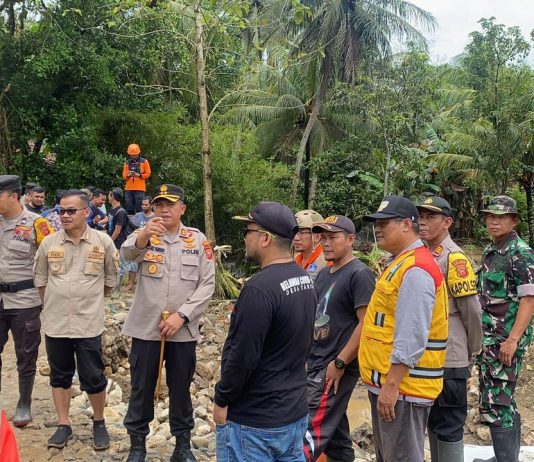 Cek Wilayah Banjir, Kapolres Sukabumi Minta Akses Jalan Diperbaiki
