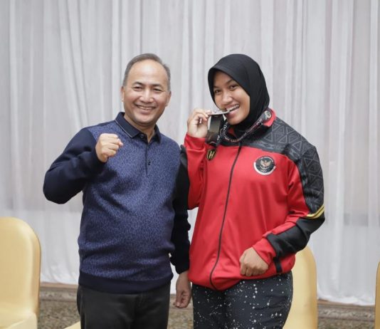 Nia Larasati, meraih emas di ajang SEA Games (Kanan). (FOTO: KOMINFO MUBA).