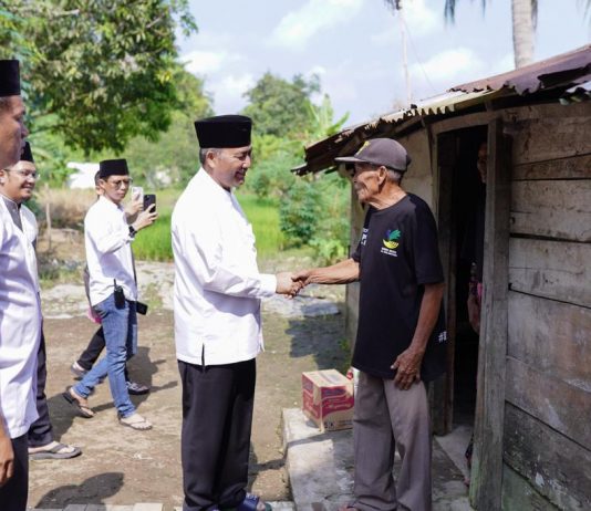 Pj Bupati Apriyadi Door to Door Bagikan Daging Kurban