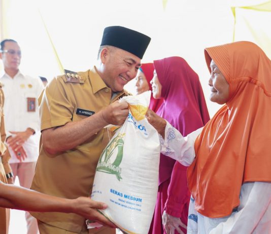 Kurangi Beban Masyarakat, Pj Bupati Apriyadi Kembali Salurkan Beras CPP