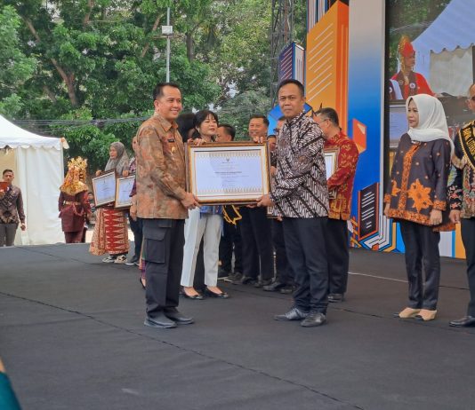 Pj Bupati Apriyadi Terima Penghargaan Bhakti Adi Pustaka