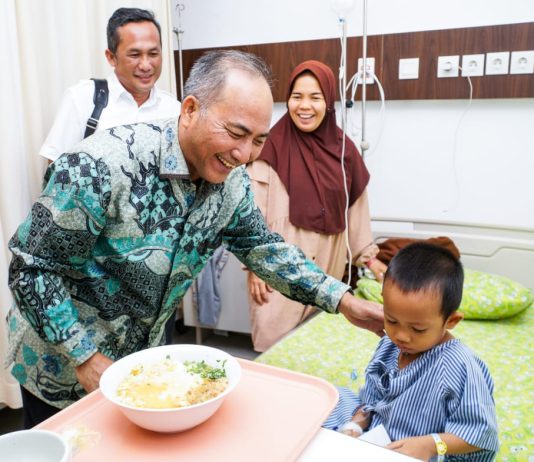 Hipni Kaget Anaknya Dibesuk Pj Bupati Apriyadi