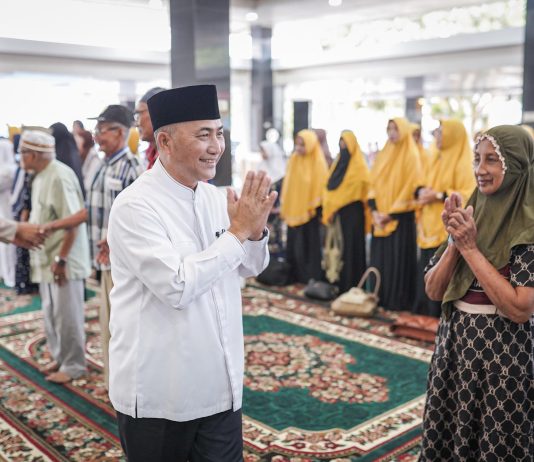 Safari Ramadhan, Pj Bupati Apriyadi Borong Jajanan Gratis Untuk Warga Sekayu