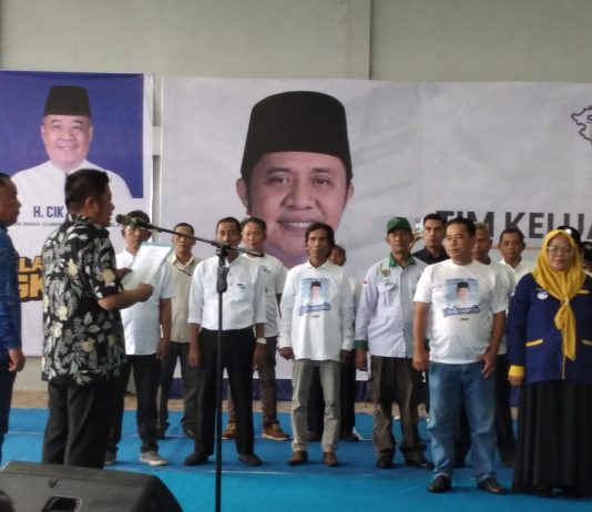 Herman Deru-Cik Ujang Lantik 32 Tim Keluarga dan Relawan