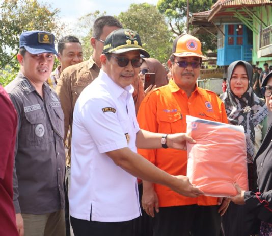 Wabup Muba Serahkan Bantuan ke Warga Terdampak Longsor di Desa Kasmaran