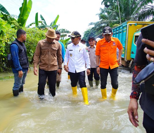Pemkab Muba Salurkan Ratusan Paket Bantuan Korban Banjir di Desa Peninggalan dan Pinang Banjar