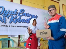 Tebar Jejak Energi Kebaikan, Bazma Kilang Pertamina Plaju Bagikan 100 Pasang Sepatu Untuk Siswa SD di Banyuasin