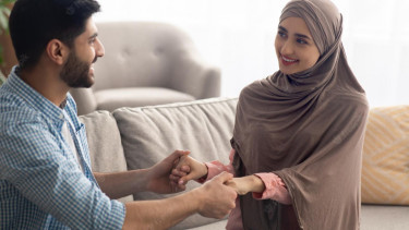 6363c8f9ea7f9-ilustrasi-suami-istri_375_211