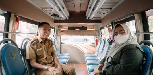 Tepati Janji, Ratu Dewa Naik Teman Bus, Tinggalkan Kendaraan Pribadi