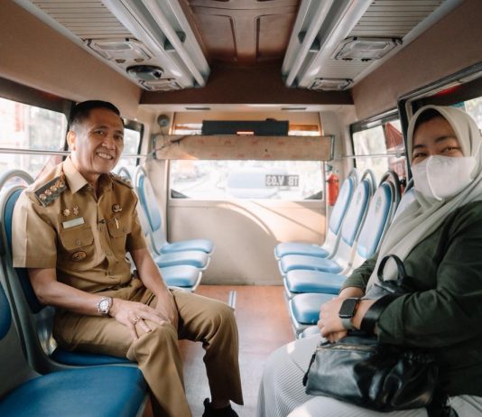 Tepati Janji, Ratu Dewa Naik Teman Bus, Tinggalkan Kendaraan Pribadi