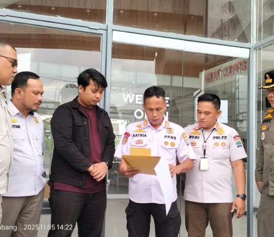 Tak Penuhi Izin Usaha, Satpol PP Kota Palembang Segel Koat Coffee