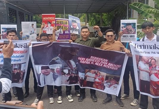 Massa Unjukrasa Kembali Meminta Presiden Berikan Amnesti kepada Alex Noerdin