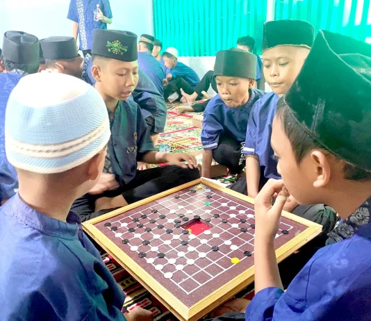 Museum Keliling Kenalkan ‘Cuki’, Permainan Tradisional Era Sriwijaya ke Panti Asuhan