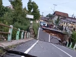 Jembatan Muara Dua Ambruk Diterjang Banjir