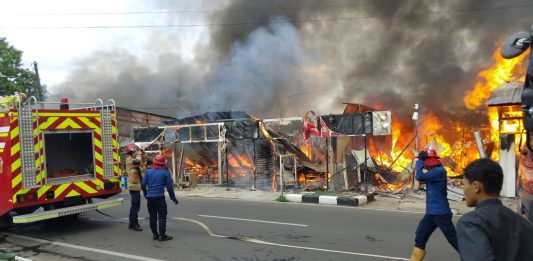 Si Jago Merah Hanguskan Kios di Jalan Ratna