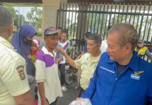 Bagikan1000 Nasi Bungkus, Bukti Nyata Pengabdian Kader Demokrat Chairul S Matdiah