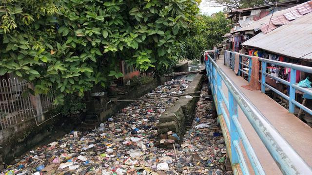 003857300_1551015650-sampah_sungai_musi_sungai_tawar_1_kelurahan_29_ilir