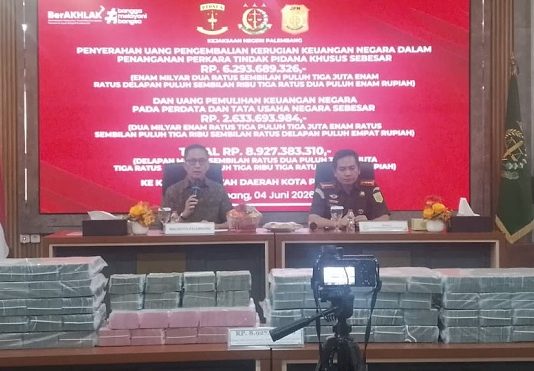 Kejari Palembang Serahkan Uang Rp8,9 M ke Pemko Palembang